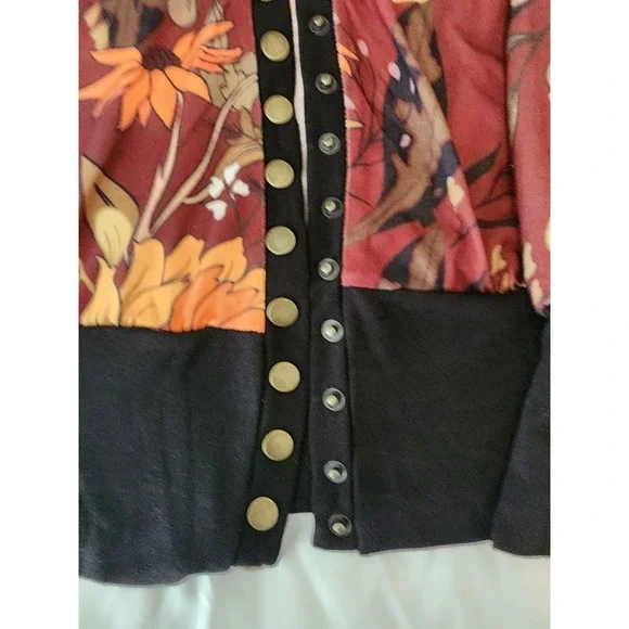 Lily by Firmiana Size L Multicolor Floral V-Neck Long Sleeve Cardigan. - Picture 4 of 11